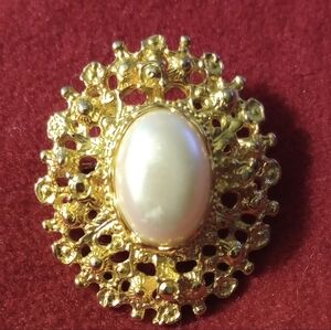 Elegant Gold and Pearl Brooch 4.5x4 cm, Pearl 2x1.5cm